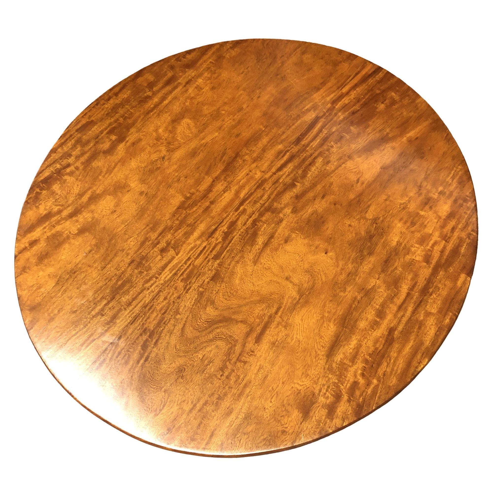 Table basse ronde en rotin restaurée avec plateau en acajou en vente 1