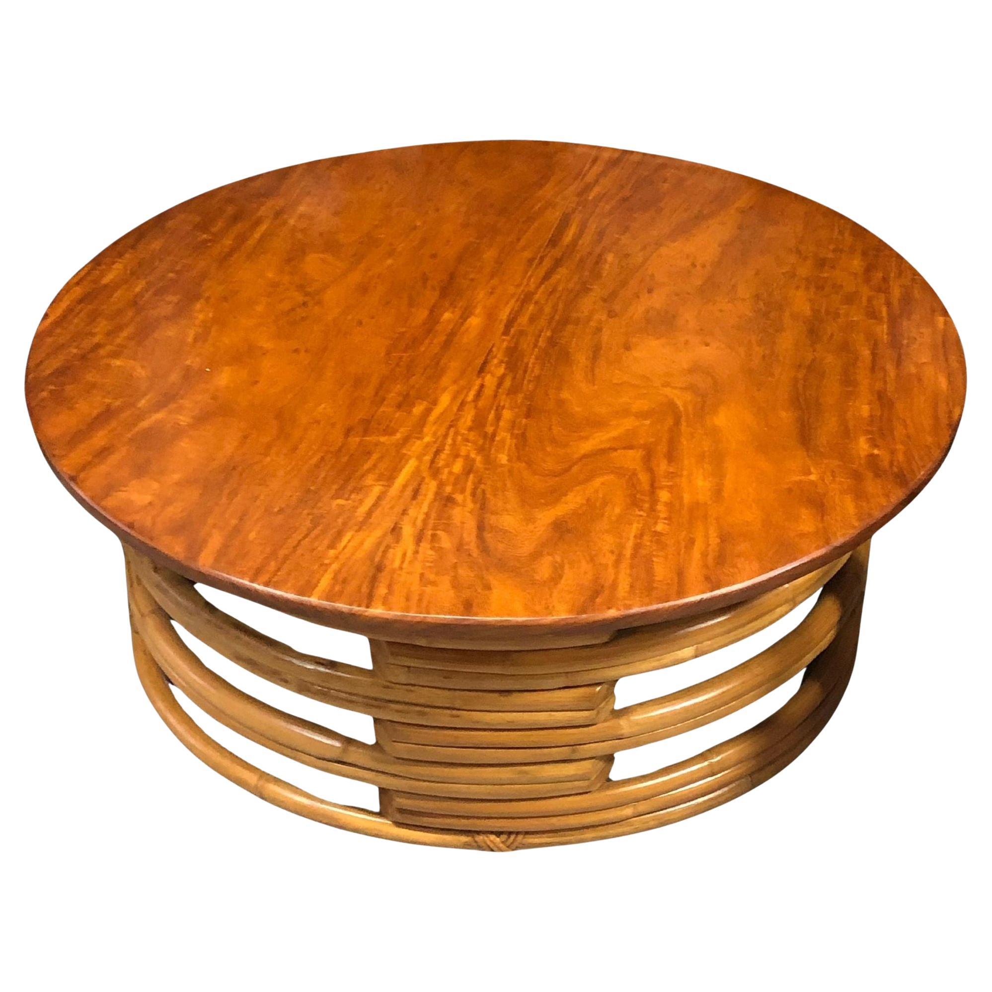 Table basse ronde en rotin restaurée avec plateau en acajou en vente