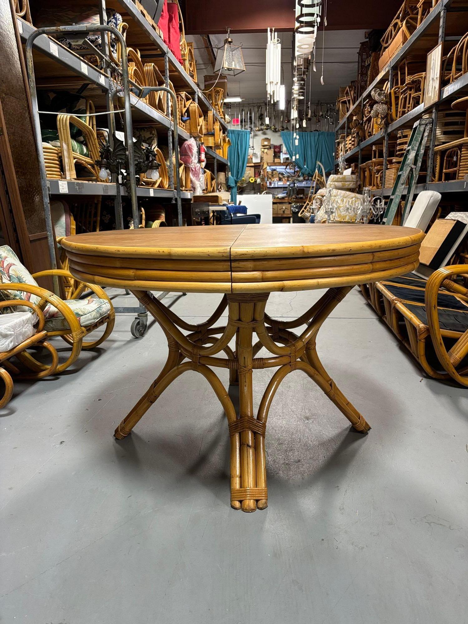 Table de salle à manger ronde en rotin et en acajou restaurée, avec table de salle à manger en rotin et acajou, avec table de salle à manger en rotin et acajou en vente 4
