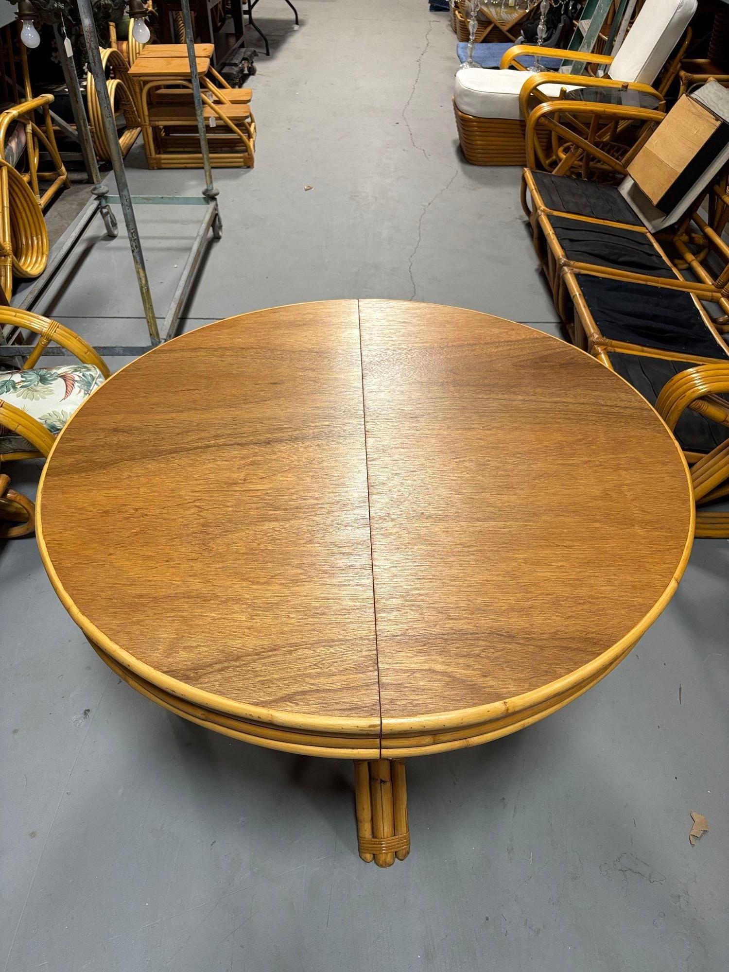 Table de salle à manger ronde en rotin et en acajou restaurée, avec table de salle à manger en rotin et acajou, avec table de salle à manger en rotin et acajou en vente 5