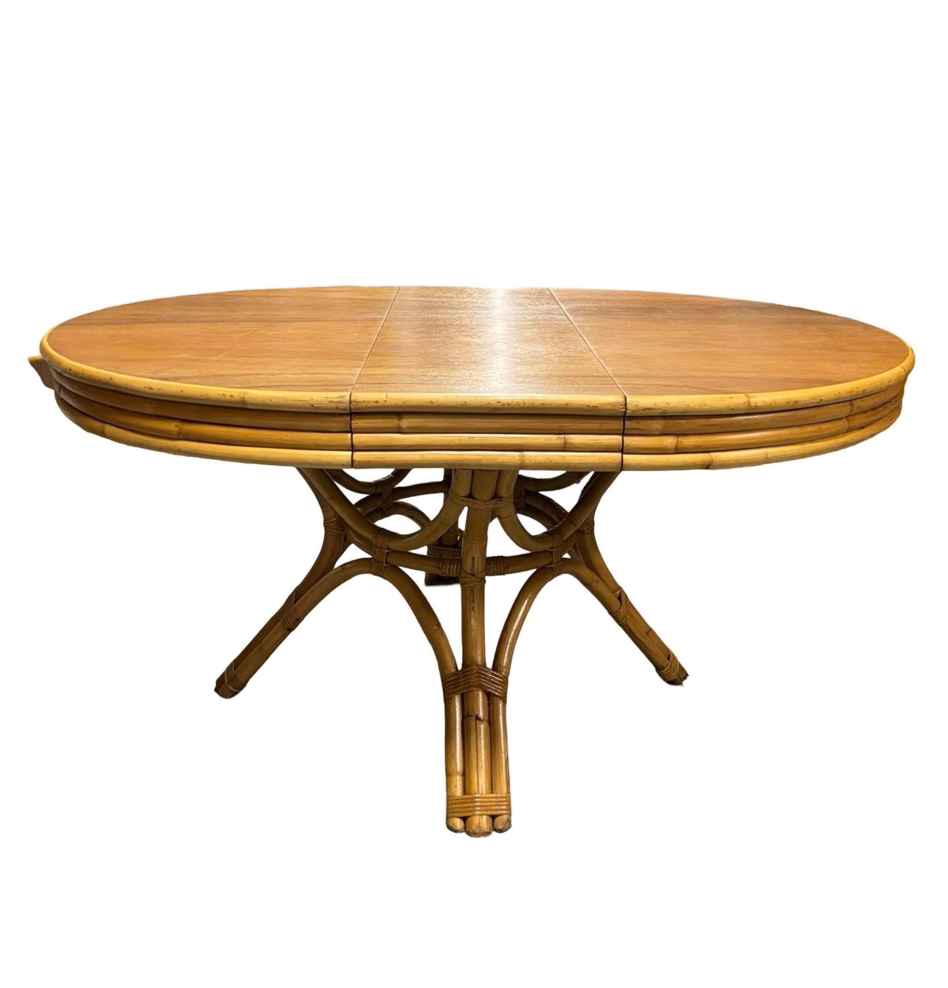 Américain Table de salle à manger ronde en rotin et en acajou restaurée, avec table de salle à manger en rotin et acajou, avec table de salle à manger en rotin et acajou en vente