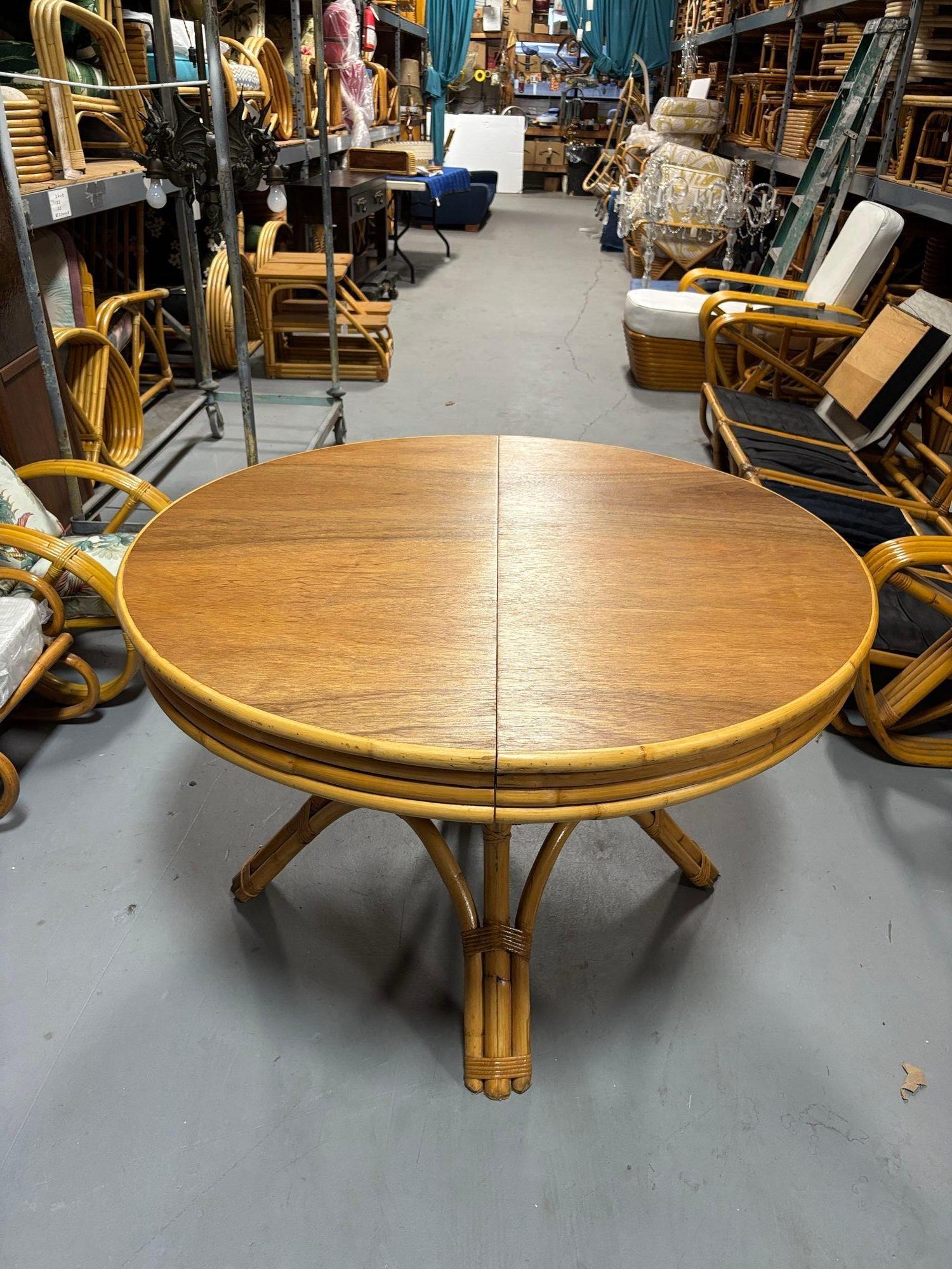 Table de salle à manger ronde en rotin et en acajou restaurée, avec table de salle à manger en rotin et acajou, avec table de salle à manger en rotin et acajou en vente 3