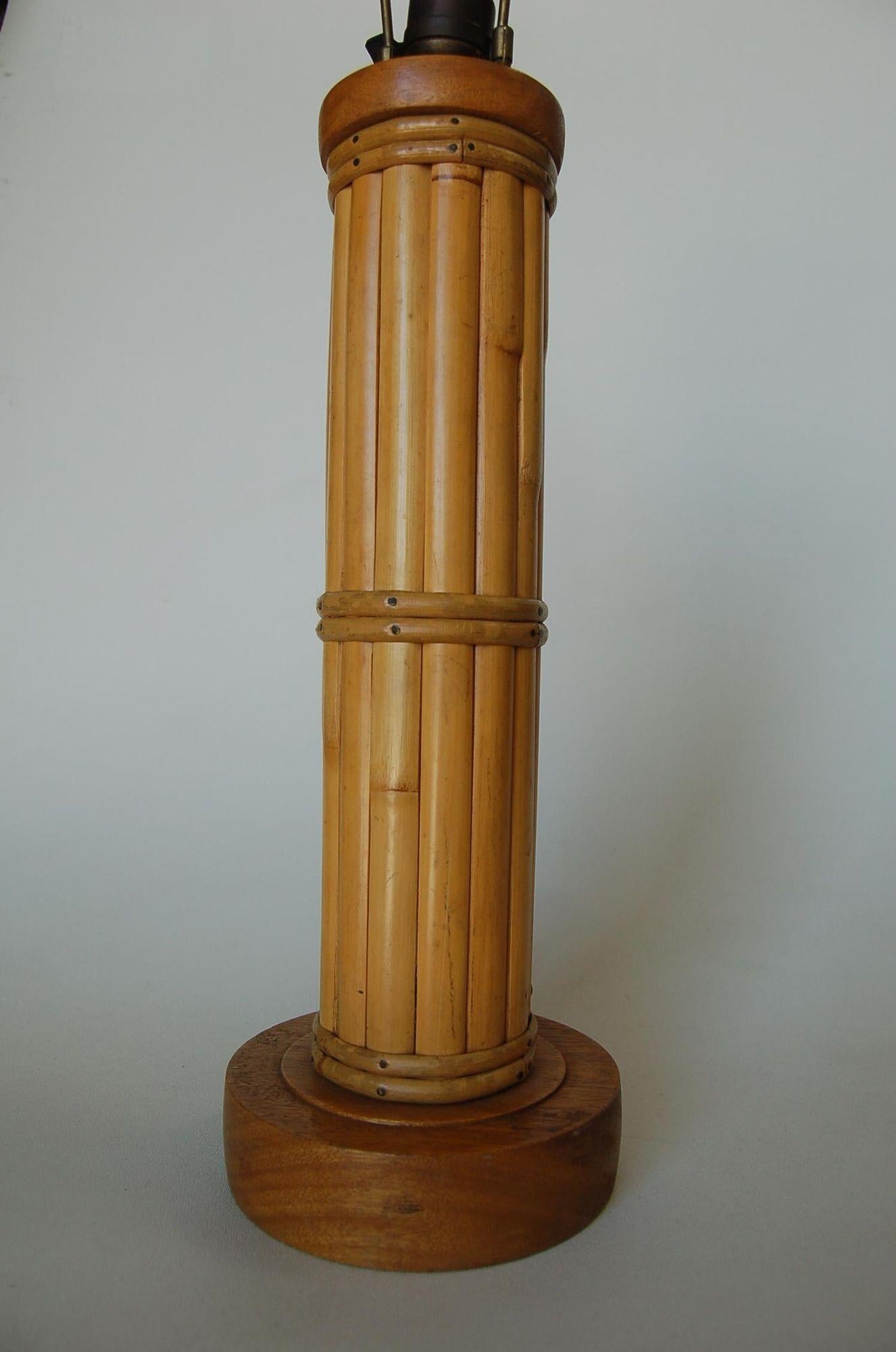 Mid-Century Modern Lampe de bureau ronde en rotin fendu restaurée avec base en bois sculpté et enveloppes en vente