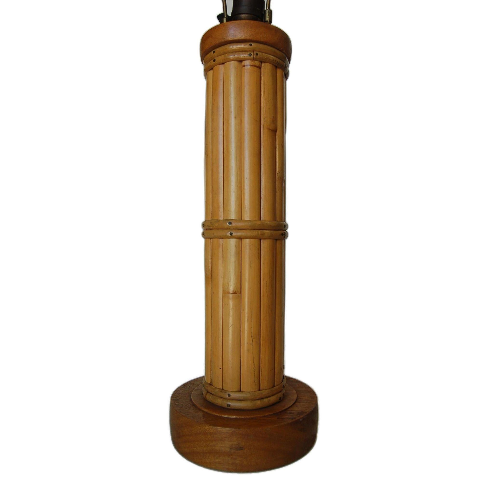 Milieu du XXe siècle Lampe de bureau ronde en rotin fendu restaurée avec base en bois sculpté et enveloppes en vente