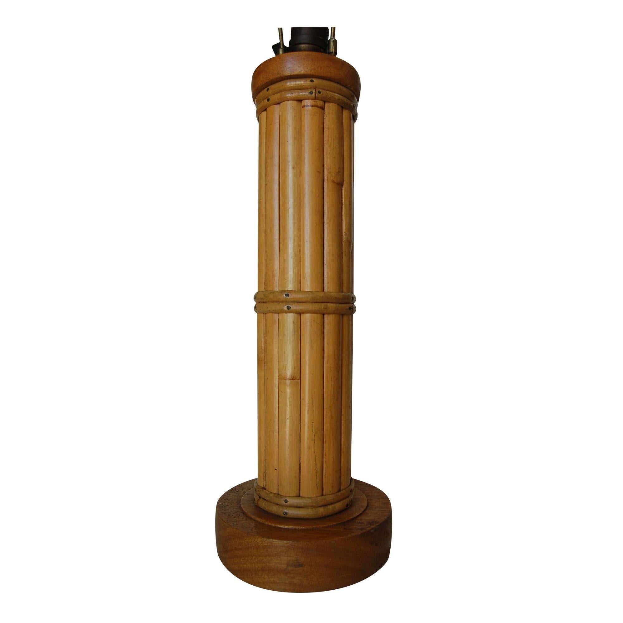 Rotin Lampe de bureau ronde en rotin fendu restaurée avec base en bois sculpté et enveloppes en vente