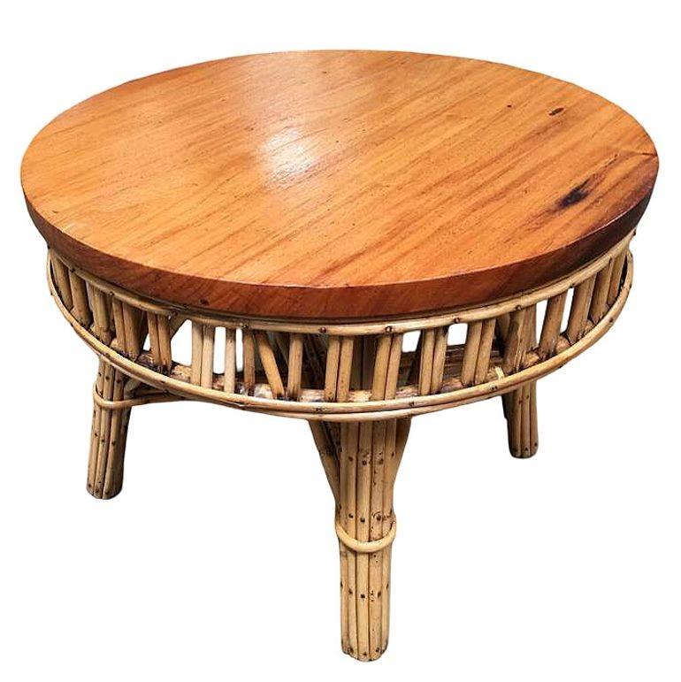 Esta llamativa mesa de centro redonda de mediados de siglo combina la elegancia tropical con la artesanía clásica. Restaurada para conservar su encanto original, la mesa presenta un tablero de caoba maciza, que ofrece un cálido contraste con su base