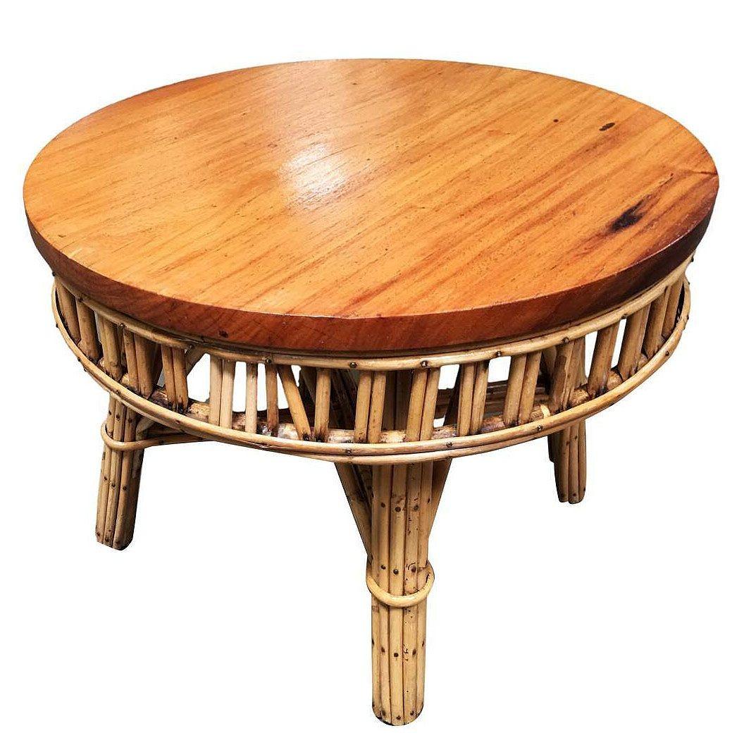 Mesa de centro redonda restaurada de ratán con tapa de caoba Moderno de mediados de siglo en venta