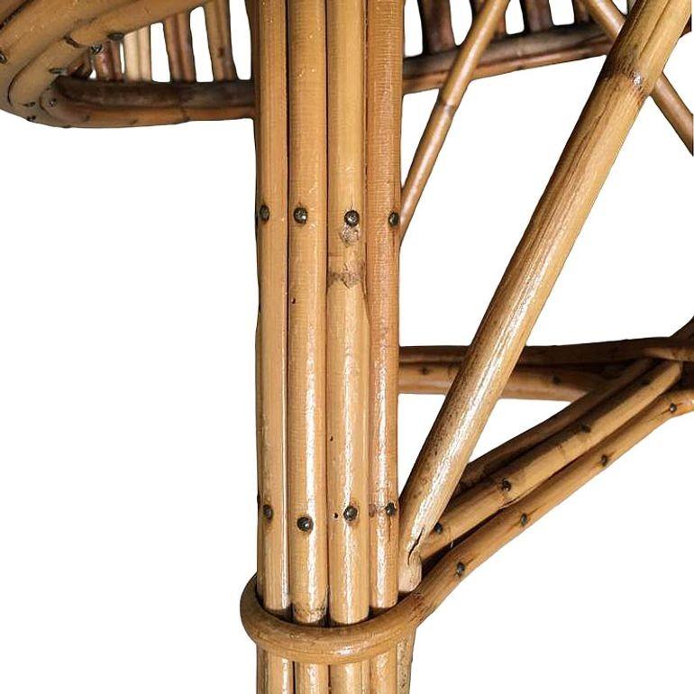 Mesa de centro redonda restaurada de ratán con tapa de caoba mediados del siglo XX en venta