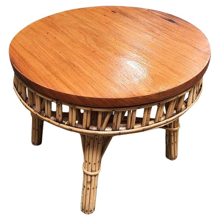 Mesa de centro redonda restaurada de ratán con tapa de caoba en venta