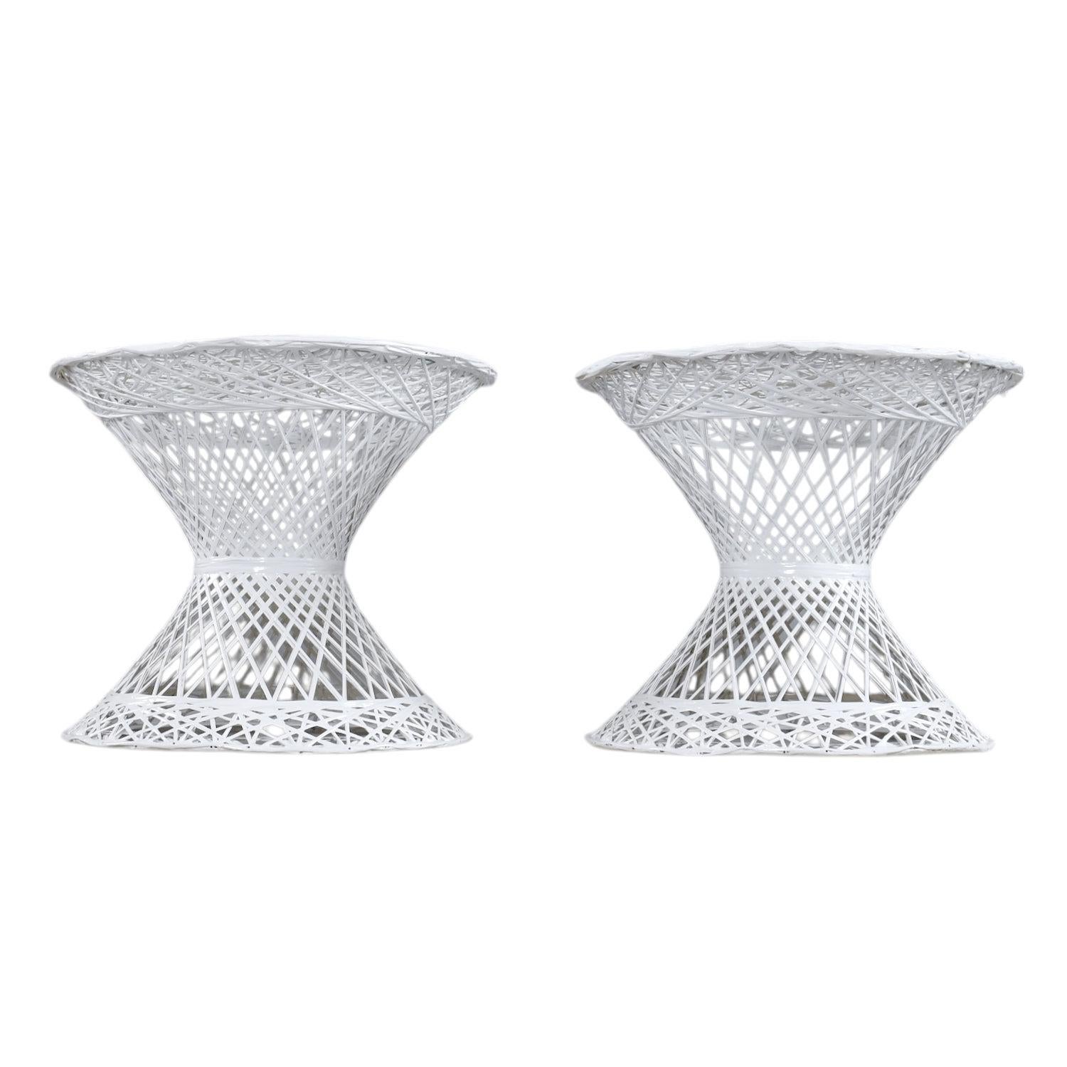 Paire de tables d'appoint d'extérieur vintage restaurées par Russell Woodard. Les tables d'appoint en fibre de verre filée résistent au soleil et à la pluie grâce à leur construction légère mais durable. Ces tables d'appoint ont été restaurées avec
