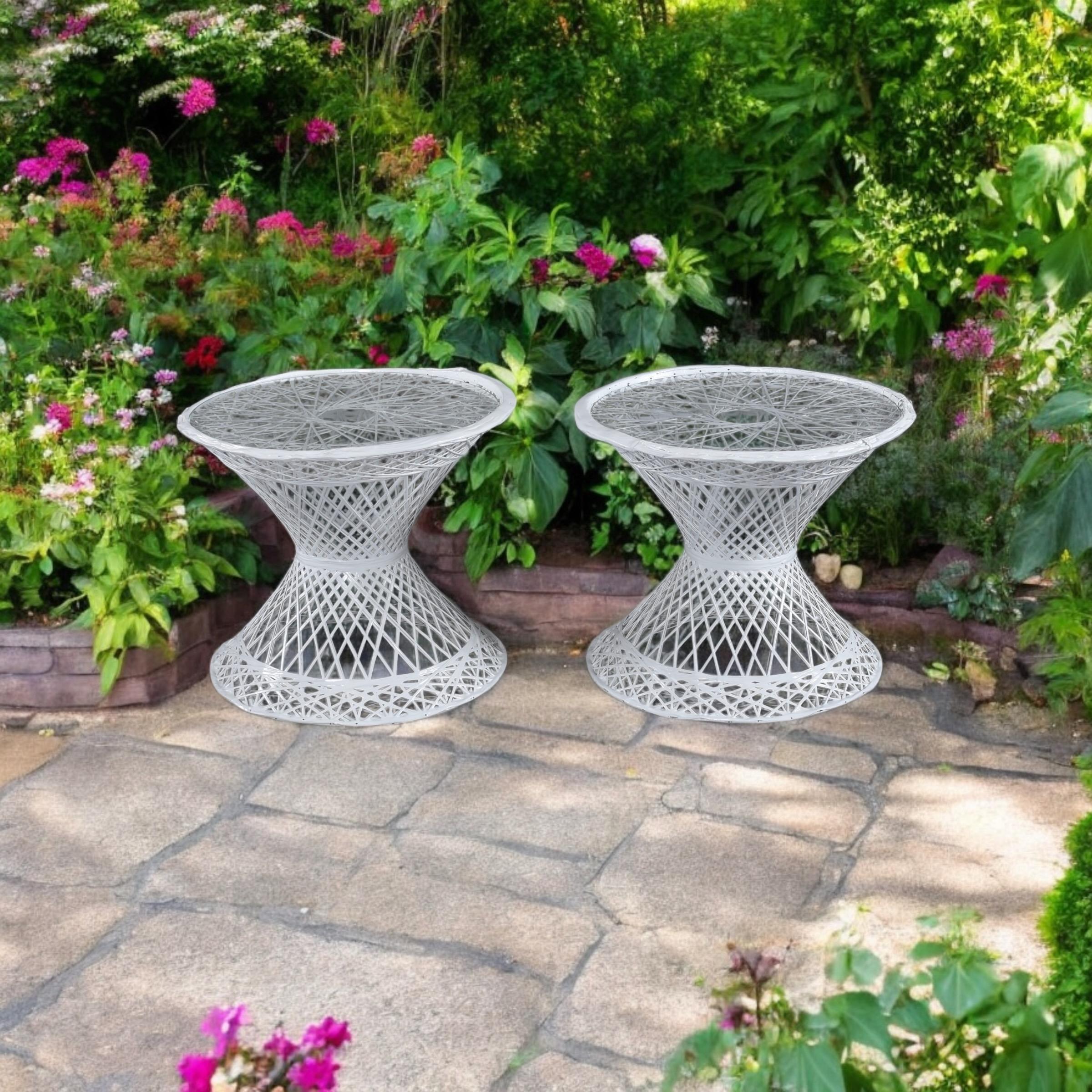 Milieu du XXe siècle Tables d'appoint d'extérieur vintage en fibre de verre filée restaurées Russell Woodard en vente