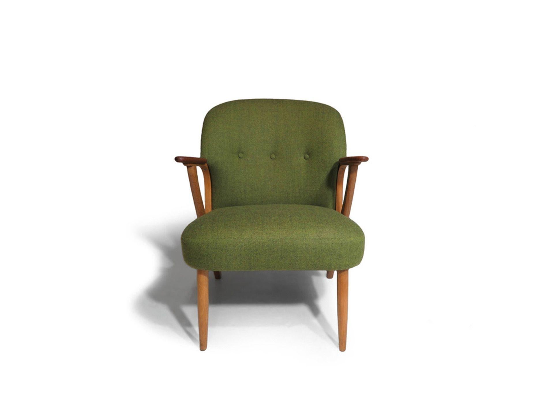Mid-century Danish lounge chairs designed by Chresten Findahl Brodersen for Findahl Mobelfabric, Denmark. The chairs feature a sculpted oak frame with teak armrests, and has been newly upholstered in green Scandinavian wool textile.
Measurements
W