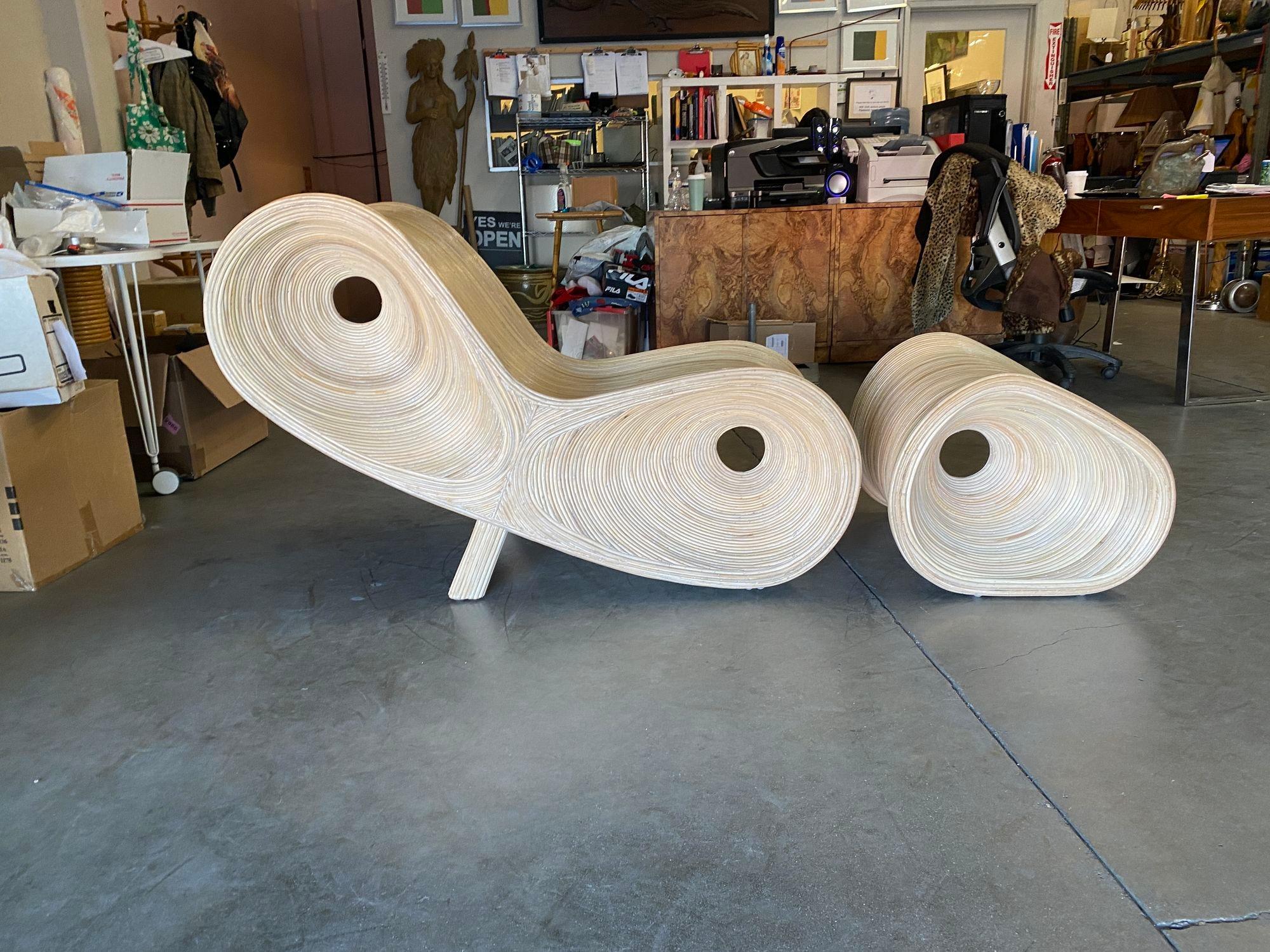 Restaurierter skulpturaler Rattan-Loungesessel mit gespaltenem Schilf von Betty Cobonpue (amerikanisch) im Angebot