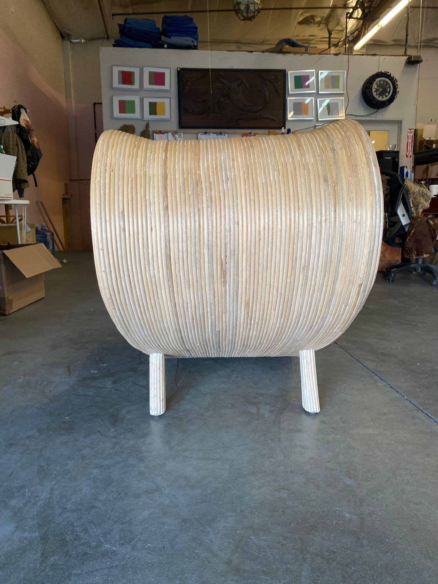 Fauteuil de salon sculptural en rotin fendu restauré par Betty Cobonpue en vente 3