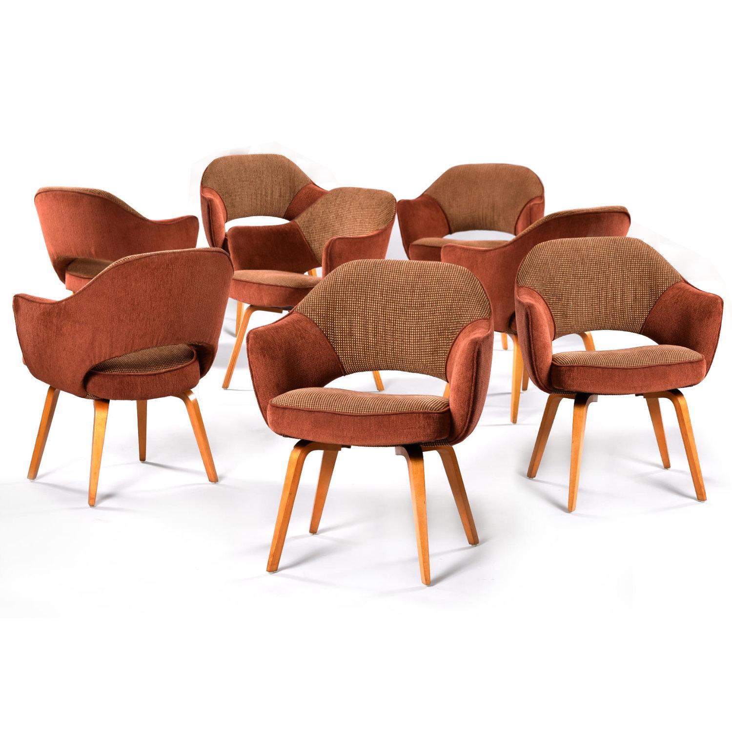 Ensemble de huit fauteuils de direction Saarinen pour Knoll. Ces chaises sont disponibles dans une grande variété d'itérations, mais je pense que nous avons ici une combinaison gagnante. Notre groupe de chaises Saarinen est doté d'accoudoirs et