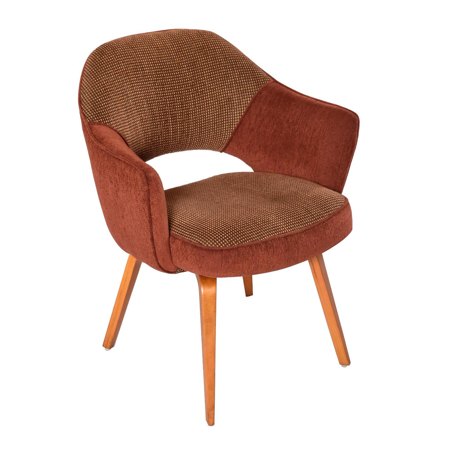 Mid-Century Modern Ensemble restauré de (8) fauteuils de direction Saarinen for Knoll avec pieds en bois en vente