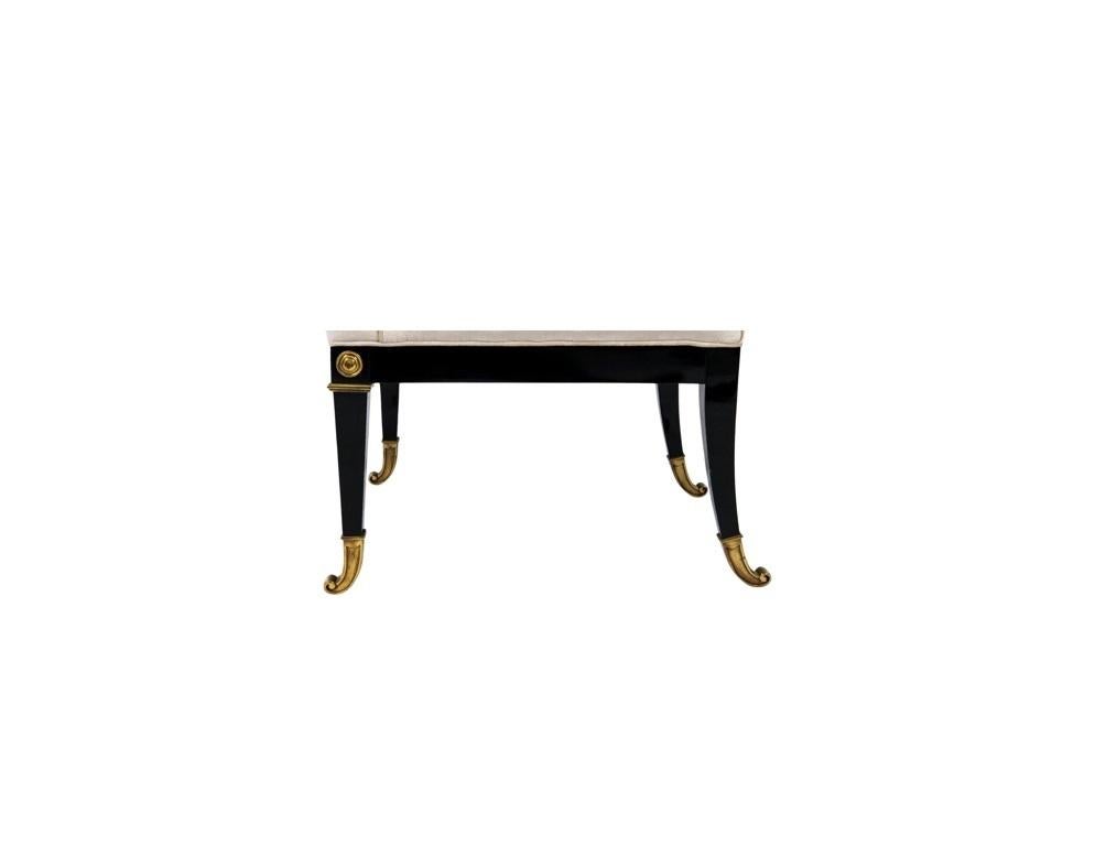 Laiton Ensemble restauré de huit chaises de salle à manger laquées par Mastercraft en vente