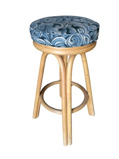 Restaurierter Rattan-Barhocker mit gewölbtem Stand