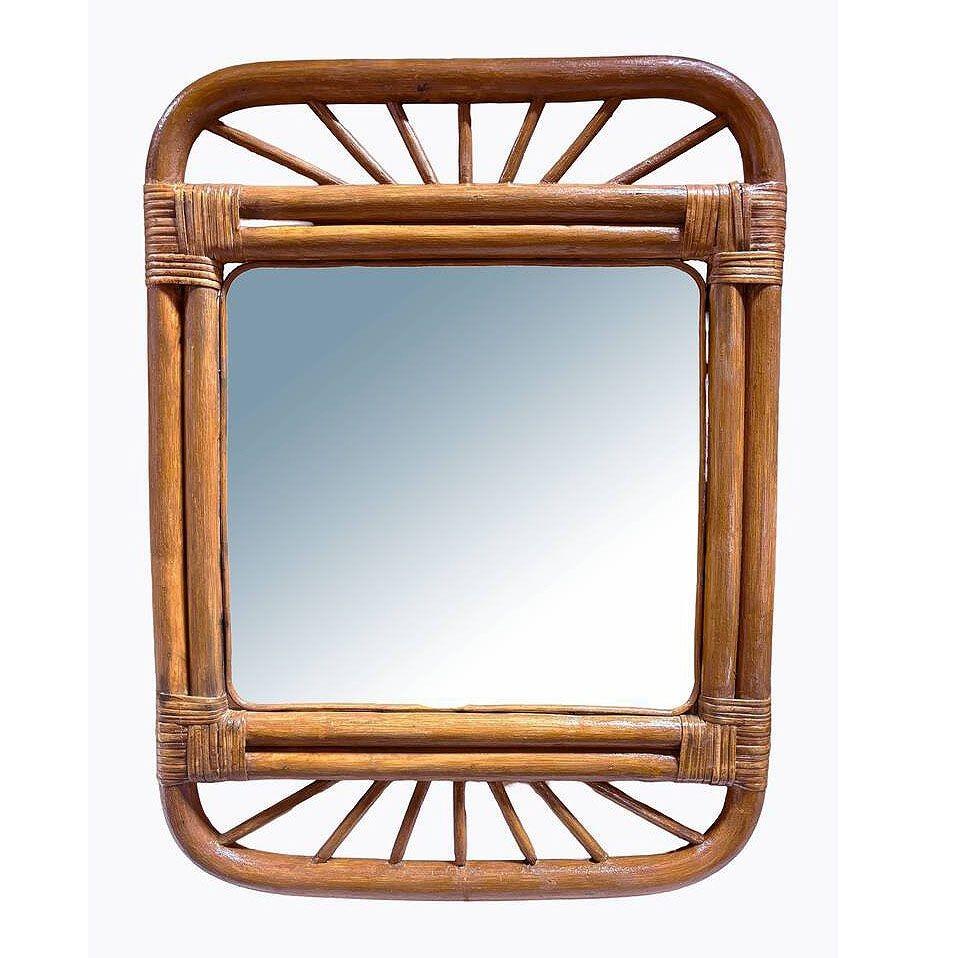 Miroir original de 1950 en rotin simple brin avec bordure en fuseau de rotin et coins en osier tressé. Le miroir présente des bords arrondis sur les quatre points.

Fabriquée à la main avec des détails complexes, cette pièce élégante ajoute une
