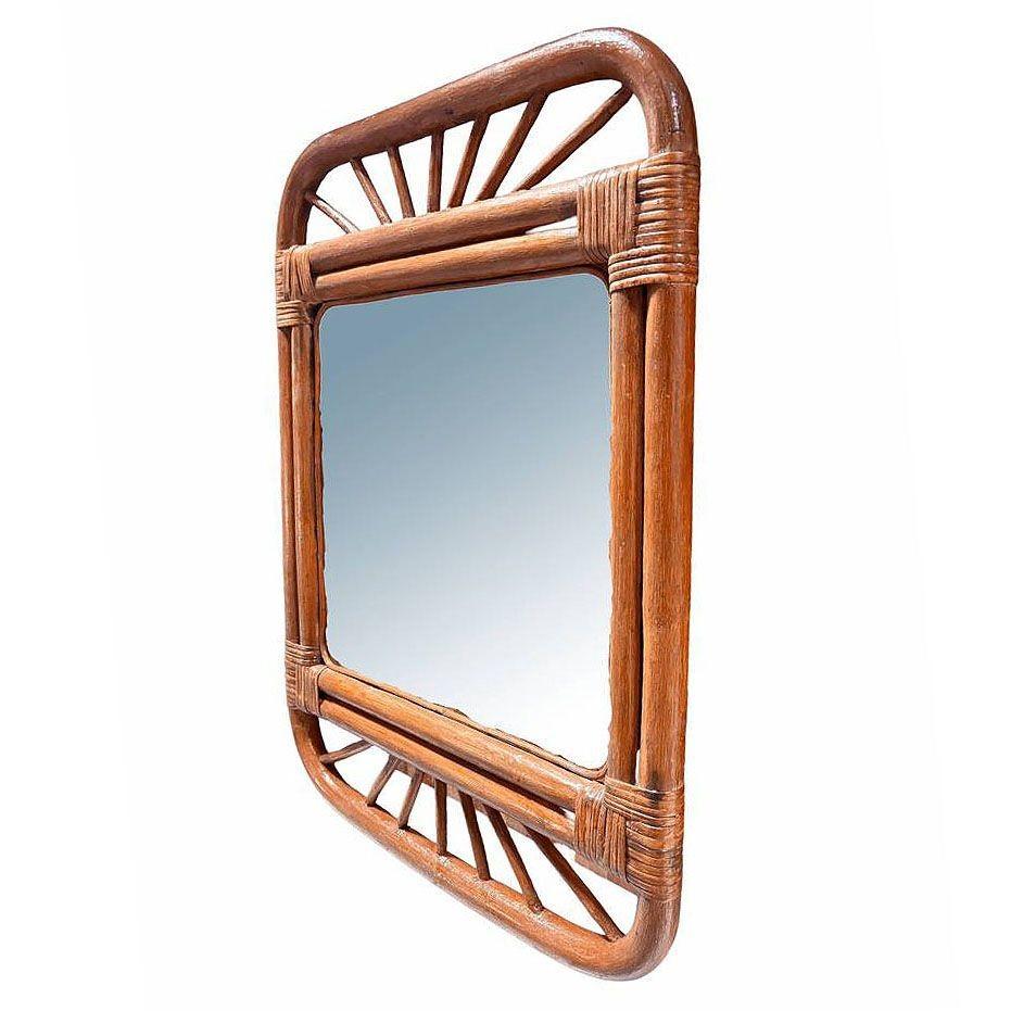 Américain Miroir mural en rotin arrondi à un seul brin restauré avec stick Reed Rattan en vente