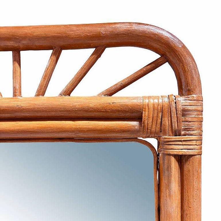 Milieu du XXe siècle Miroir mural en rotin arrondi à un seul brin restauré avec stick Reed Rattan en vente