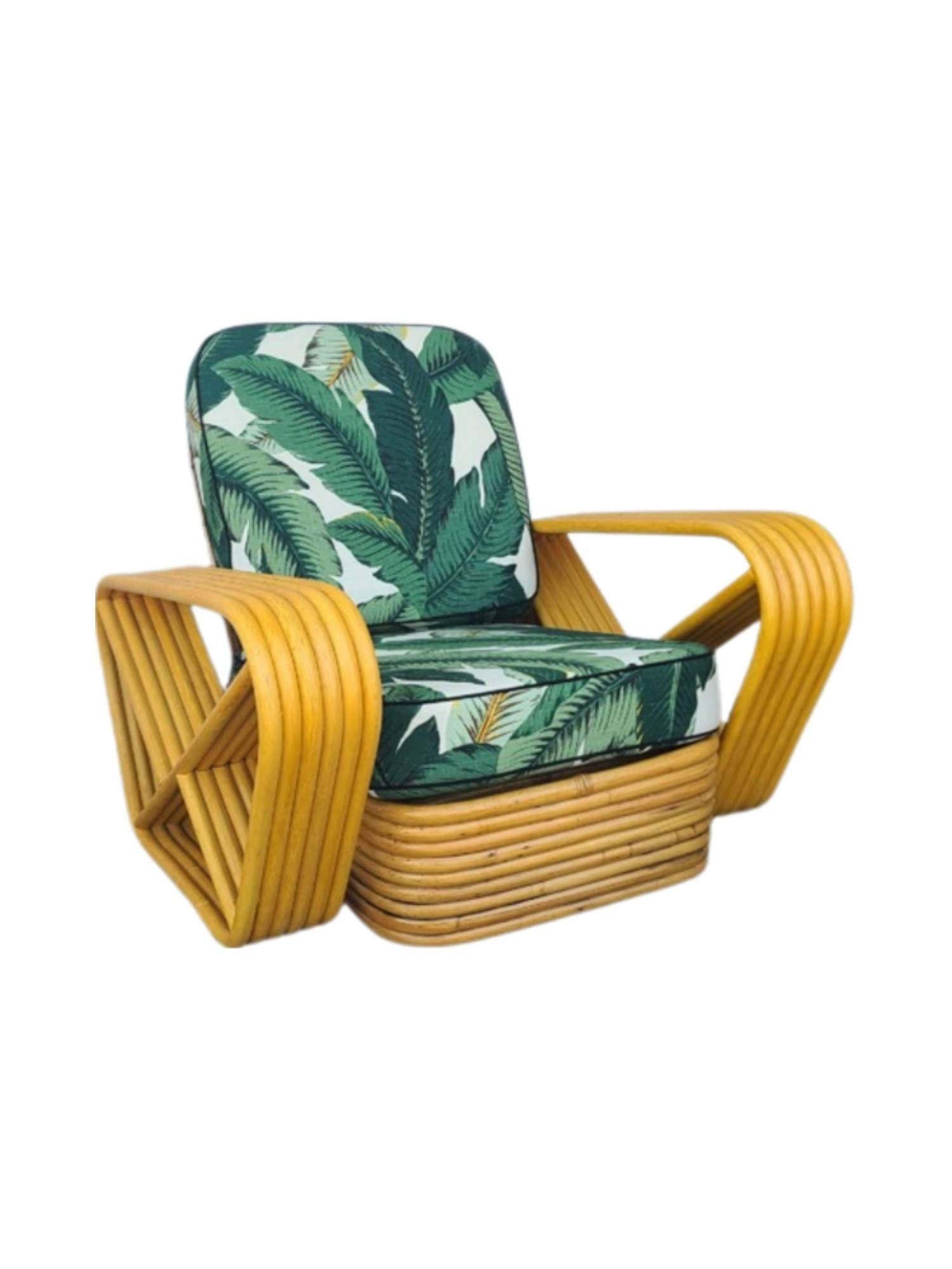 Conçue à la manière de Paul Frankl, cette chaise longue en rotin à six brins présente des accoudoirs carrés en forme de bretzel et une base classique en rotin empilé. Montrée avec des coussins 