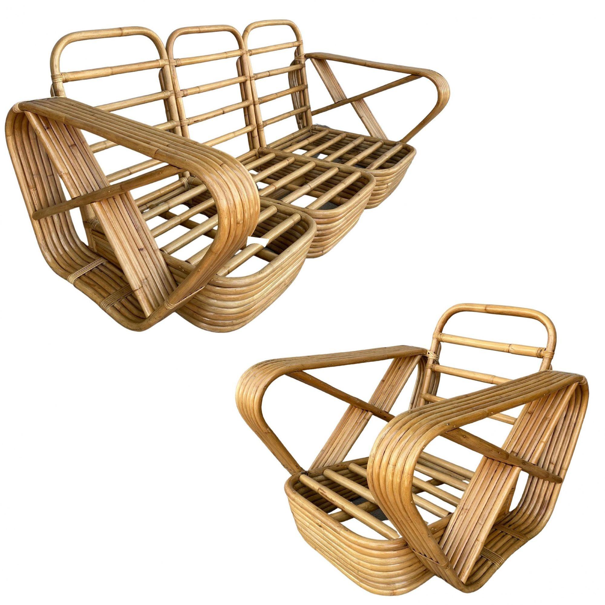 Cet ensemble de salon en rotin du milieu du siècle, inspiré par Paul Frankl et magnifiquement restauré, comprend un canapé sectionnel 3 places et une chaise longue assortis. Tous deux sont dotés des célèbres bras latéraux en bretzel carré à six