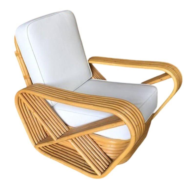Cette paire de chaises longues en rotin à six brins du milieu du siècle, magnifiquement restaurée, présente des accoudoirs carrés en forme de bretzel et une base empilée classique. Chaque chaise allie le style et le charme vintage au confort