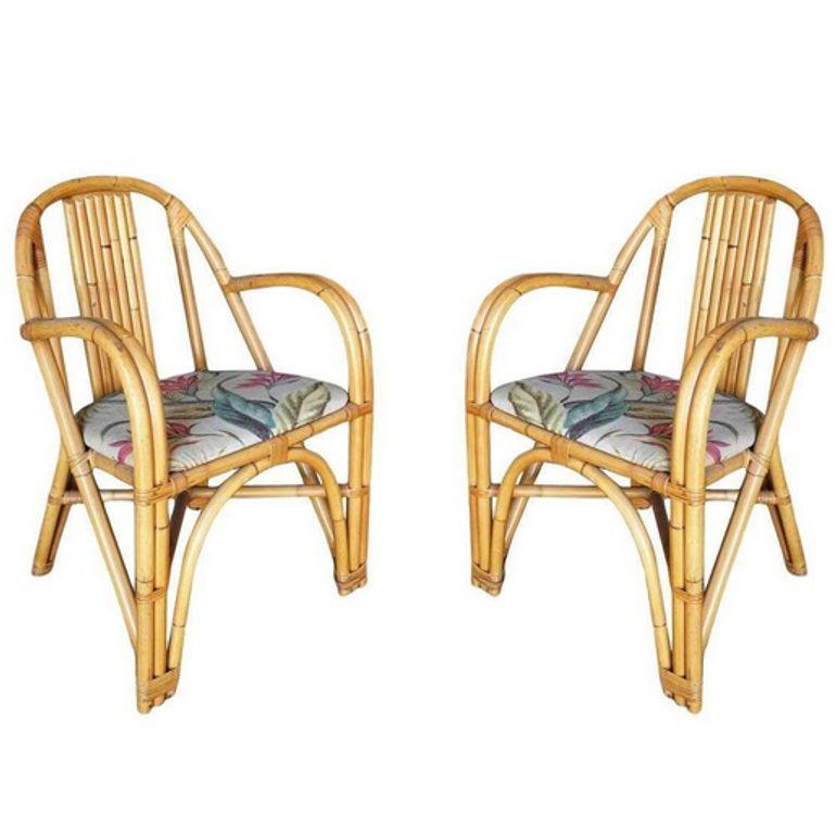 Vintage Mid-Century Lattenrücken, gewölbte Beine Rattan Esszimmerstühle. Die Stühle haben ein wunderschönes schräges Lamellendesign. Bestehend aus einem Satz von vier Esszimmerstühlen und zwei Esszimmer-Sesseln.

Sessel H 33 in. x B 20 in. x T 22