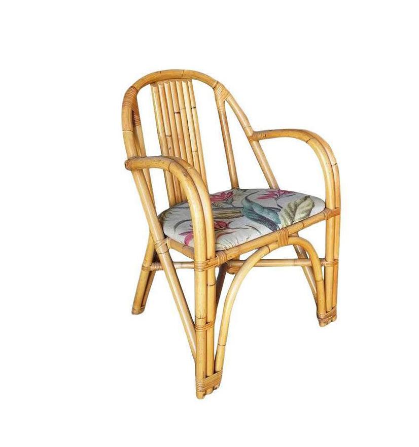 Sedia da sala da pranzo in rattan con gambe a doghe della metà del secolo scorso, con un set di 6 sedie laterali e 2 poltrone abbinate. Le sedie laterali presentano un meraviglioso design a doghe inclinate, mentre le poltrone hanno lo stesso design