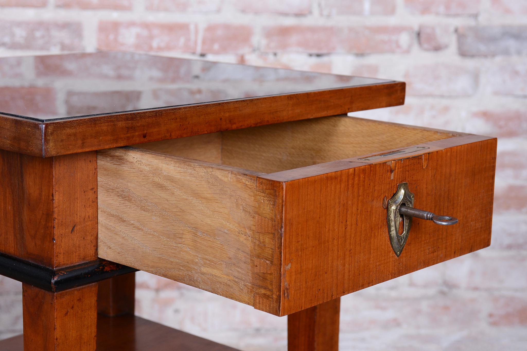 Tavolino Biedermeier restaurato, legno di ciliegio, polacco restaurato, ceco, anni '40 del XIX secolo in vendita 4