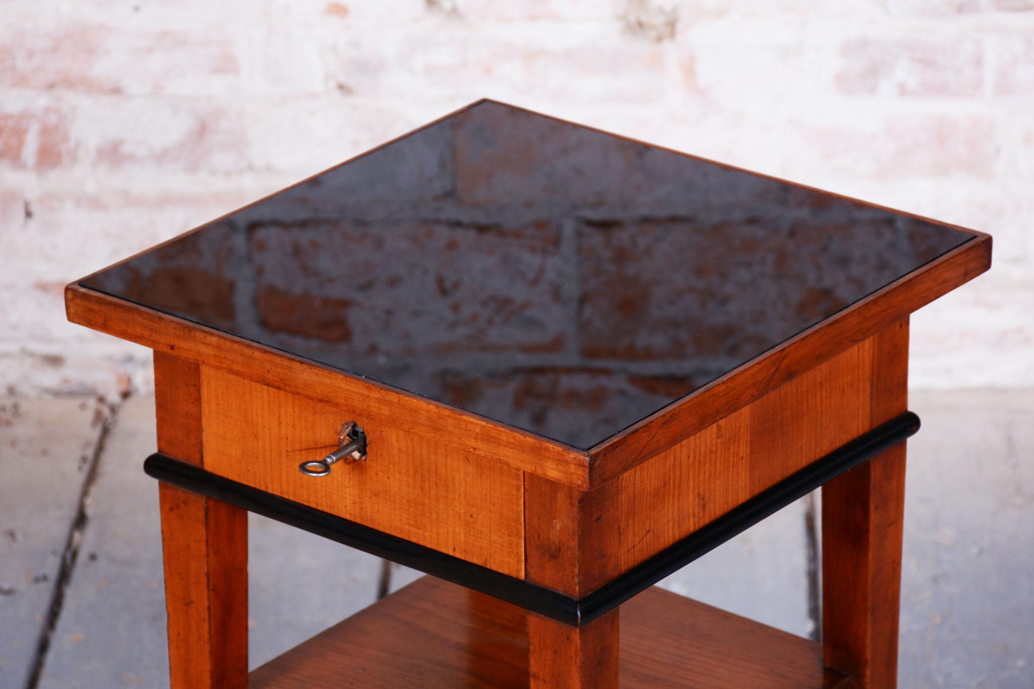 Tavolino Biedermeier restaurato, legno di ciliegio, polacco restaurato, ceco, anni '40 del XIX secolo in vendita 11