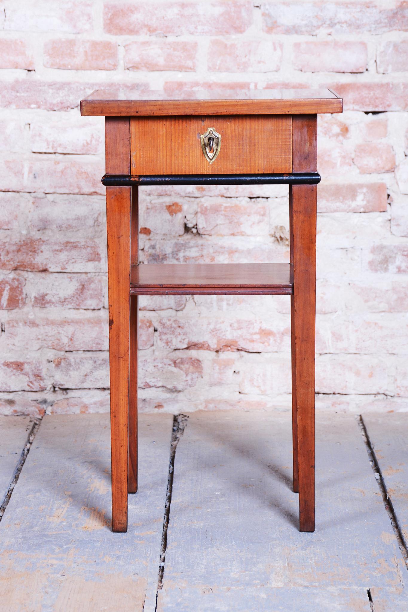 Ceco Tavolino Biedermeier restaurato, legno di ciliegio, polacco restaurato, ceco, anni '40 del XIX secolo in vendita