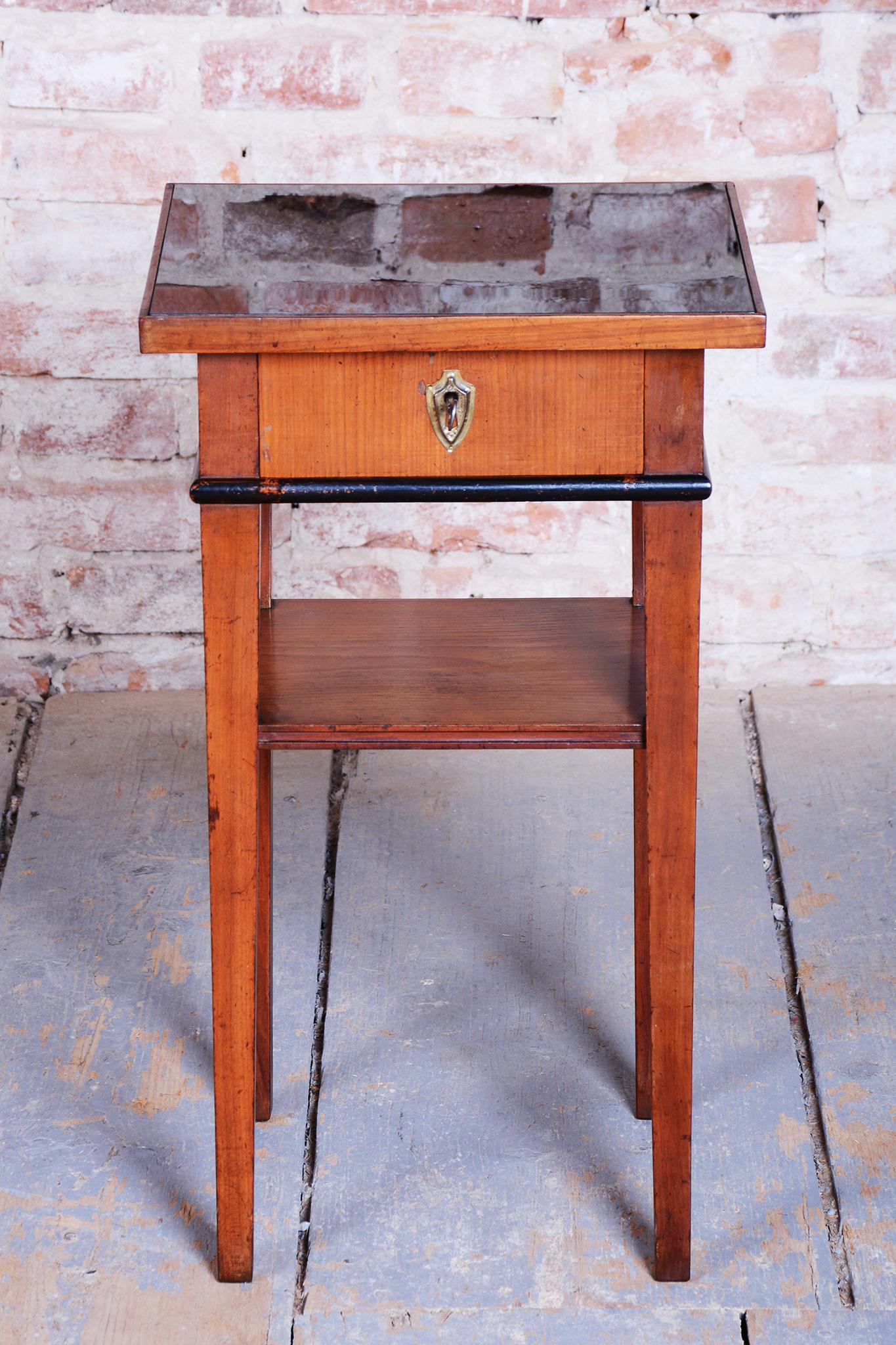 Tavolino Biedermeier restaurato, legno di ciliegio, polacco restaurato, ceco, anni '40 del XIX secolo In condizioni buone in vendita a Brandys nad Labem, Středočeský kraj