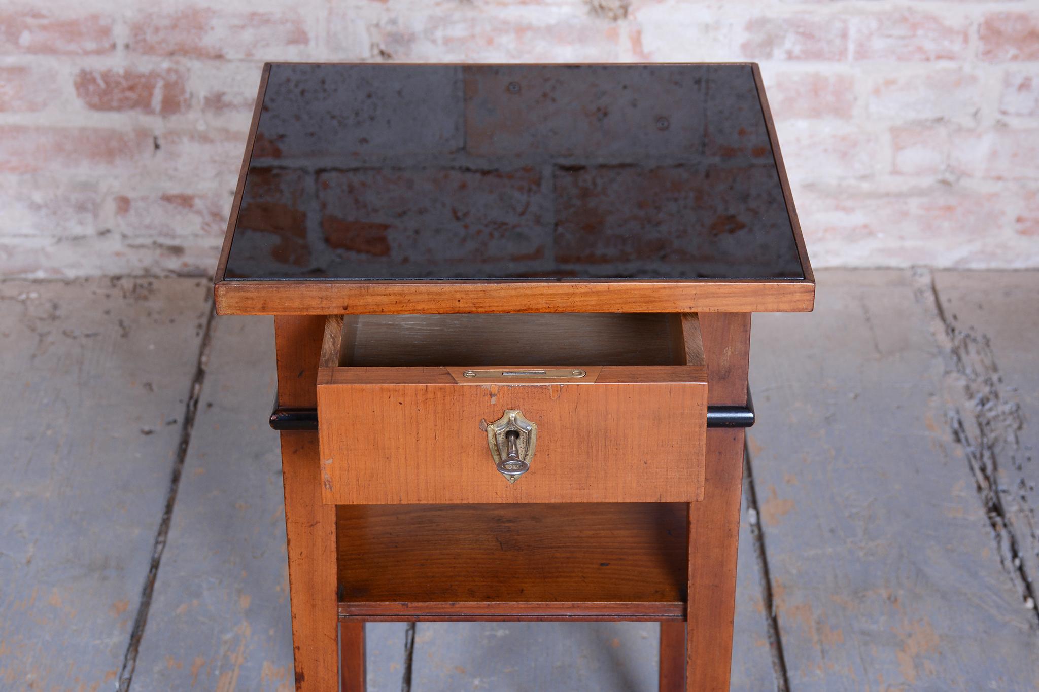 Metà XIX secolo Tavolino Biedermeier restaurato, legno di ciliegio, polacco restaurato, ceco, anni '40 del XIX secolo in vendita