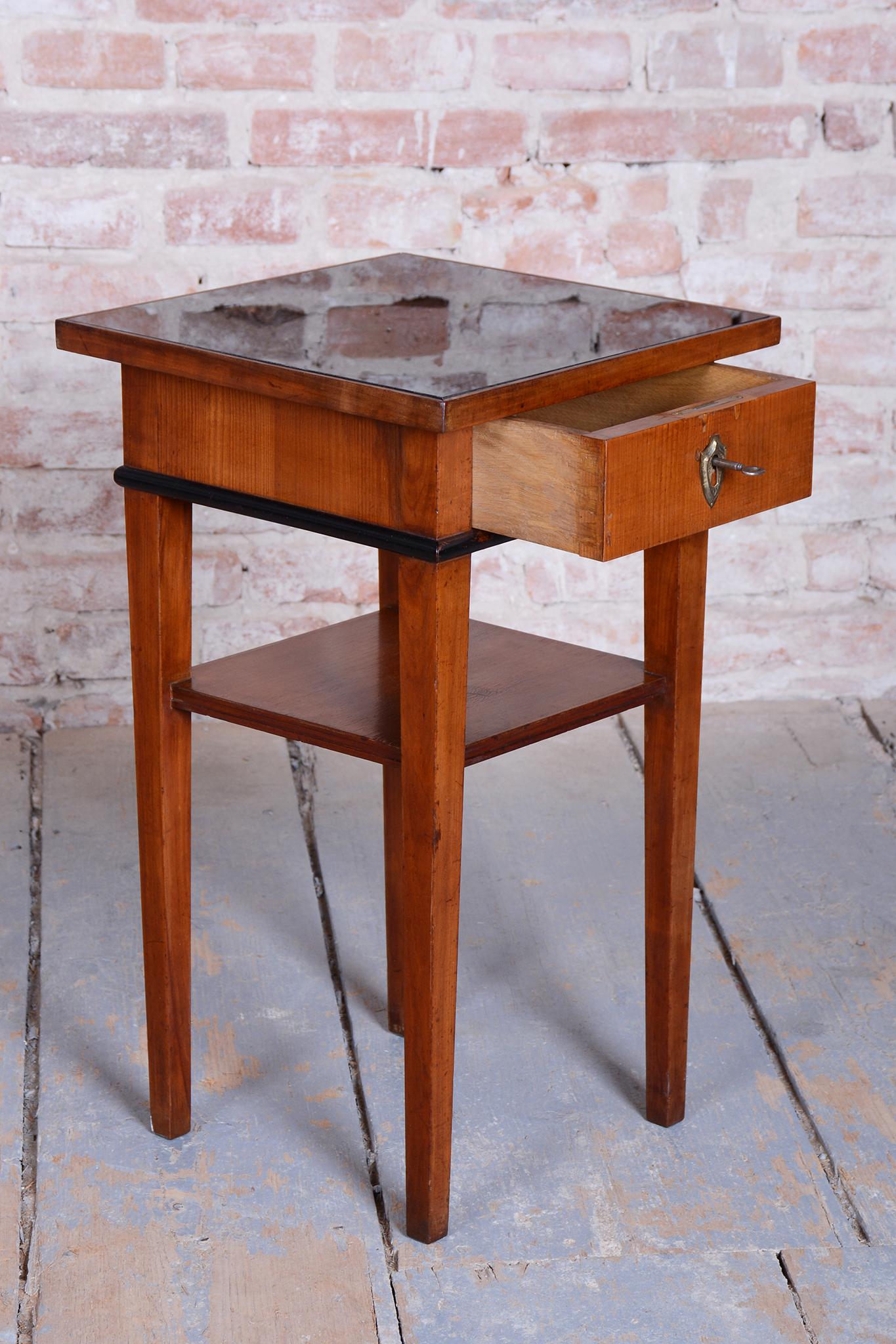Legno Tavolino Biedermeier restaurato, legno di ciliegio, polacco restaurato, ceco, anni '40 del XIX secolo in vendita