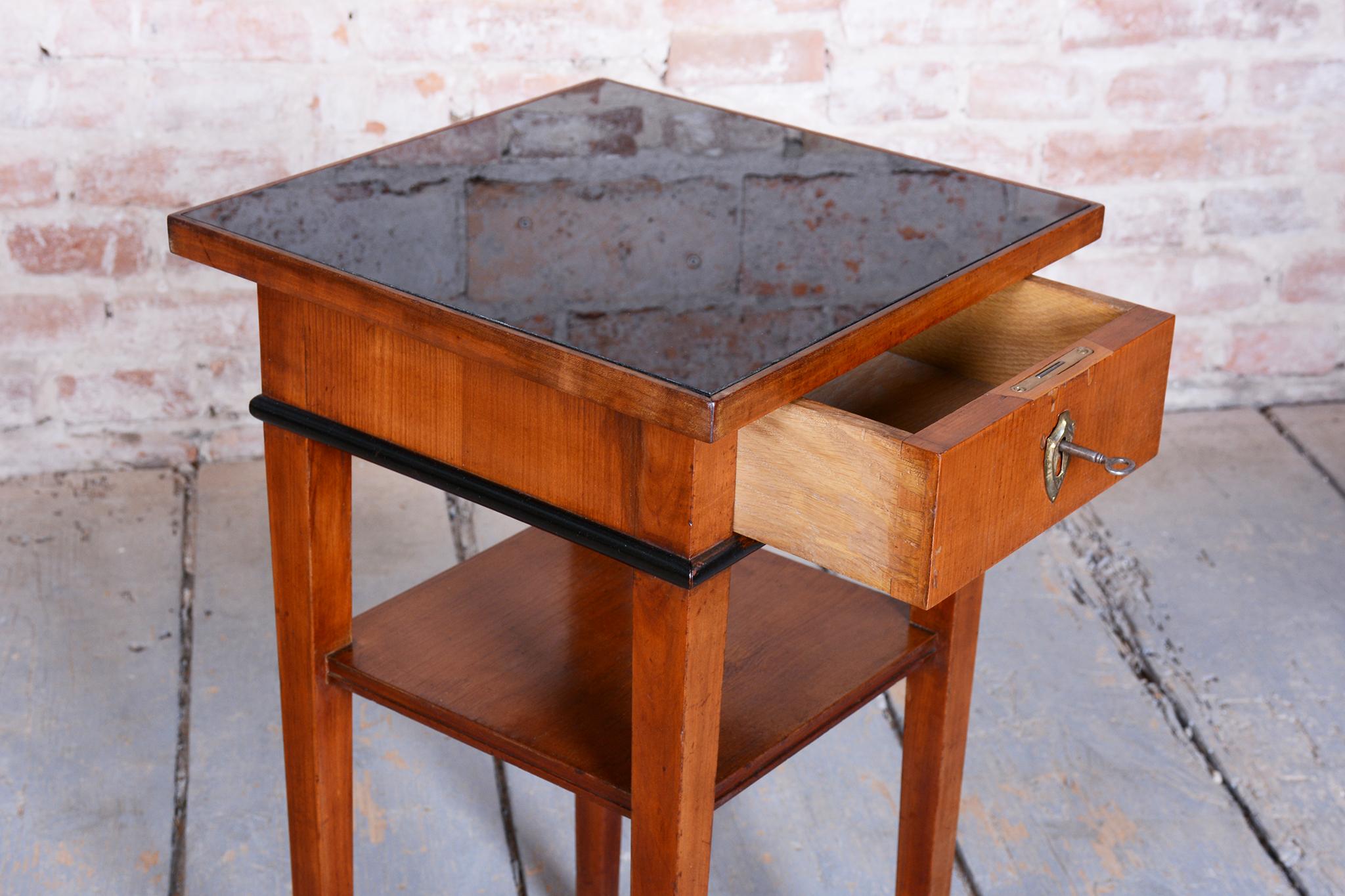 Tavolino Biedermeier restaurato, legno di ciliegio, polacco restaurato, ceco, anni '40 del XIX secolo in vendita 1