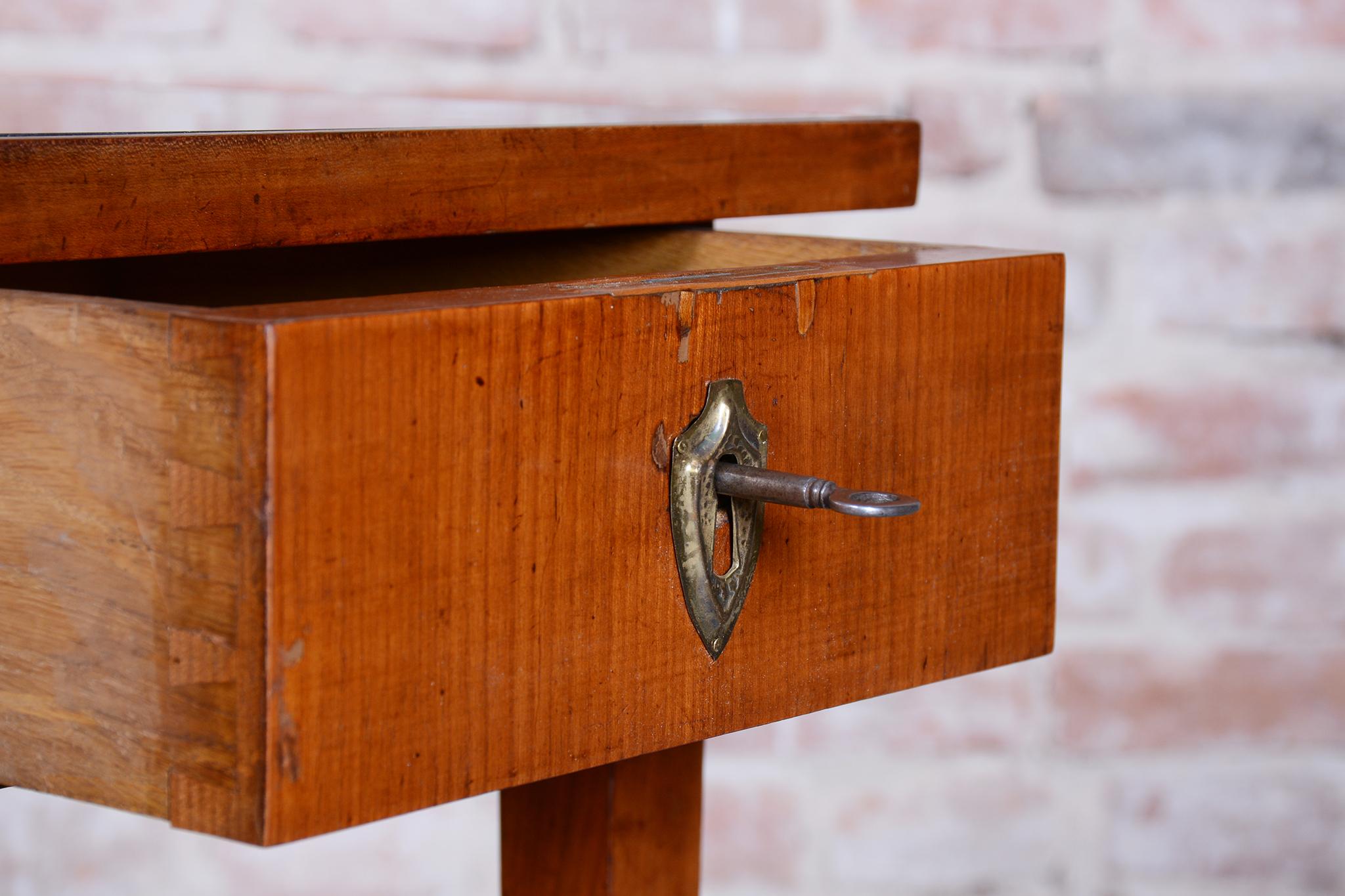 Tavolino Biedermeier restaurato, legno di ciliegio, polacco restaurato, ceco, anni '40 del XIX secolo in vendita 3
