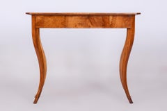 Pequeña mesa auxiliar Biedermeier restaurada, nogal, abeto, arce, Austria, década de 1820
