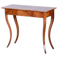 Restaurierter kleiner Biedermeier-Beistelltisch, Nussbaum, Spruce, Ahorn, Österreich, 1820er Jahre