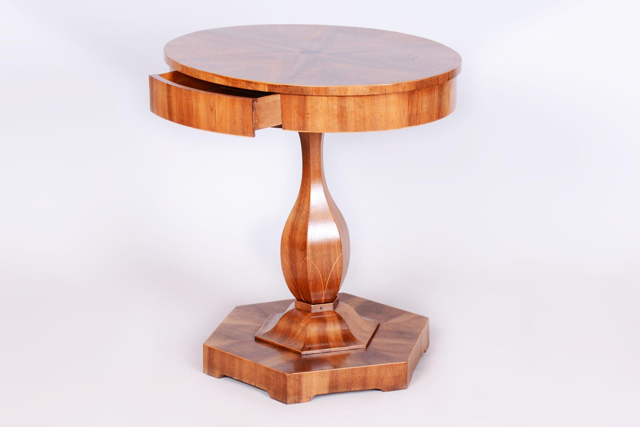 This elegant oval Biedermeier table comes from Austria (Vienna) from the early 19th century. The design of this table is attributed to Josef Danhauser. It is made of solid spruce with walnut veneer.

The table has undergone careful restoration,