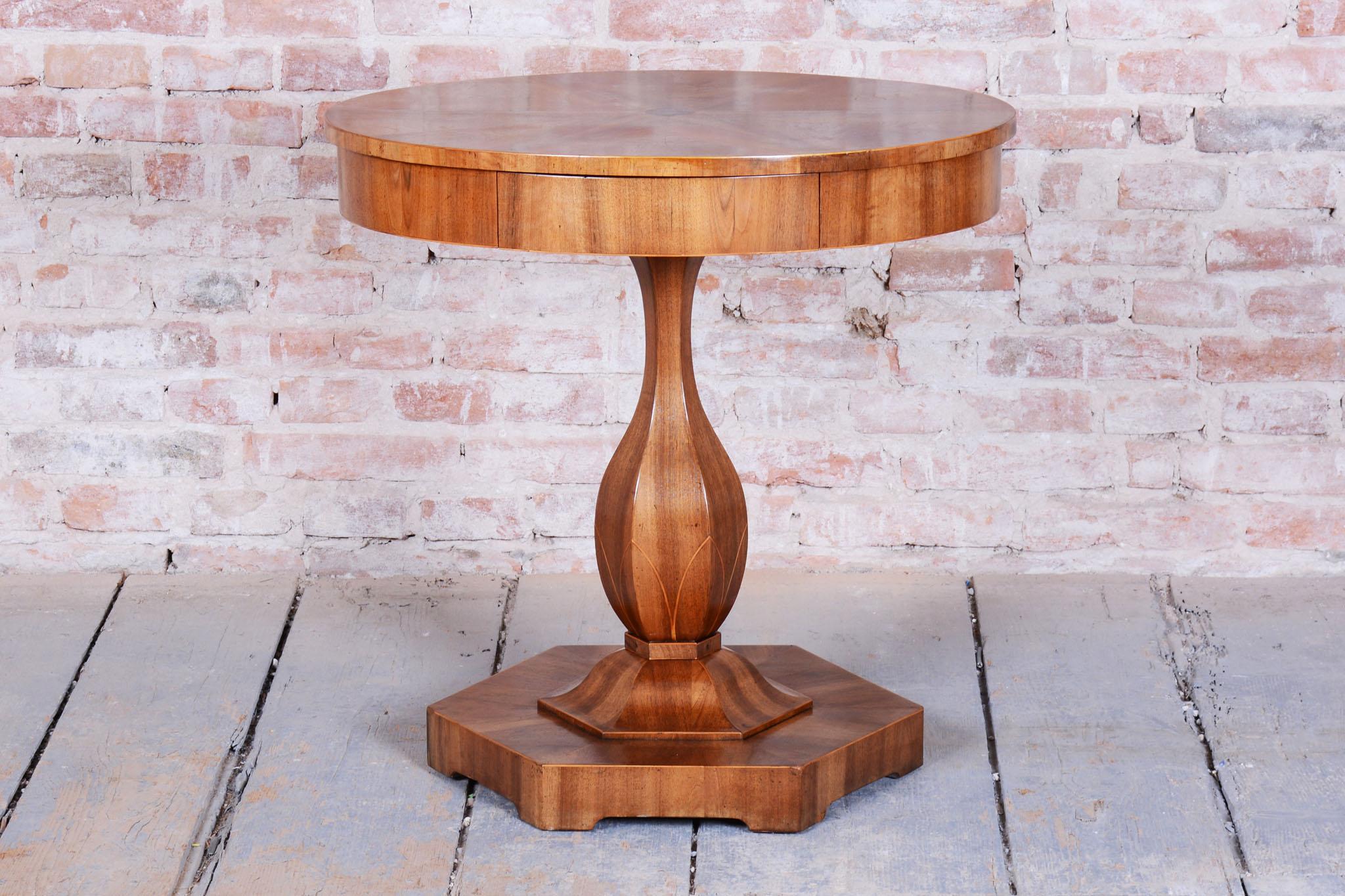 Autrichien Restored Small Biedermeier Table, by J. Danhauser, Walnut, Spruce, Austria 1820s en vente