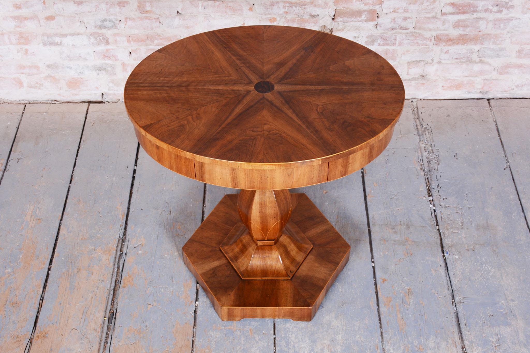 Restored Small Biedermeier Table, by J. Danhauser, Walnut, Spruce, Austria 1820s Bon état - En vente à Brandys nad Labem, Středočeský kraj