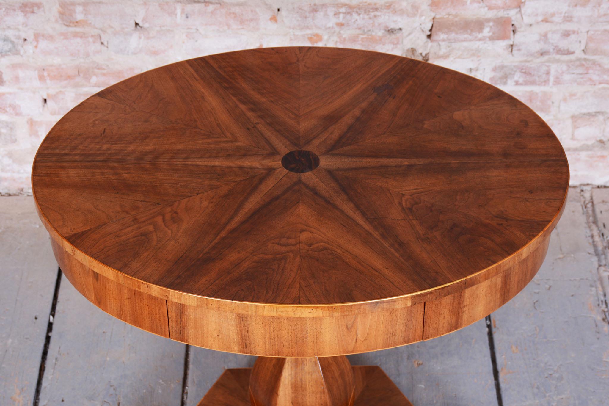 Bois Restored Small Biedermeier Table, by J. Danhauser, Walnut, Spruce, Austria 1820s en vente