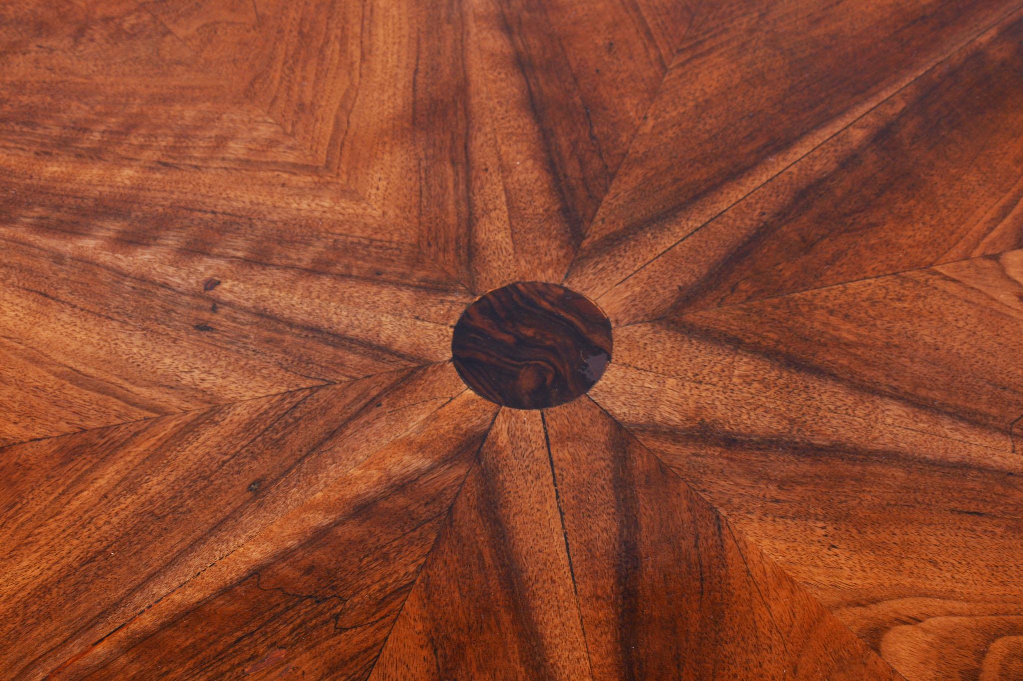 Restored Small Biedermeier Table, by J. Danhauser, Walnut, Spruce, Austria 1820s en vente 1