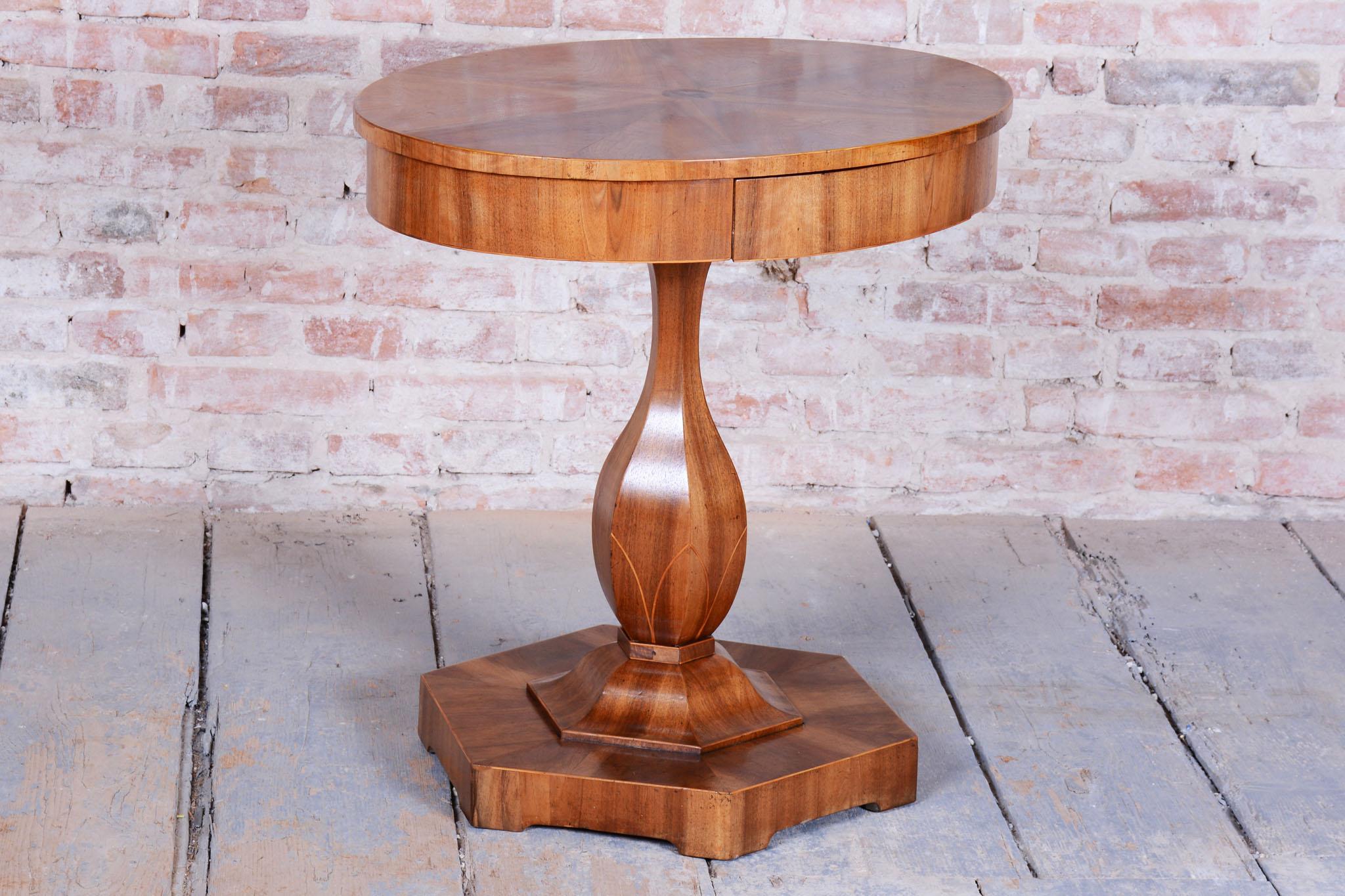 Restored Small Biedermeier Table, by J. Danhauser, Walnut, Spruce, Austria 1820s en vente 2