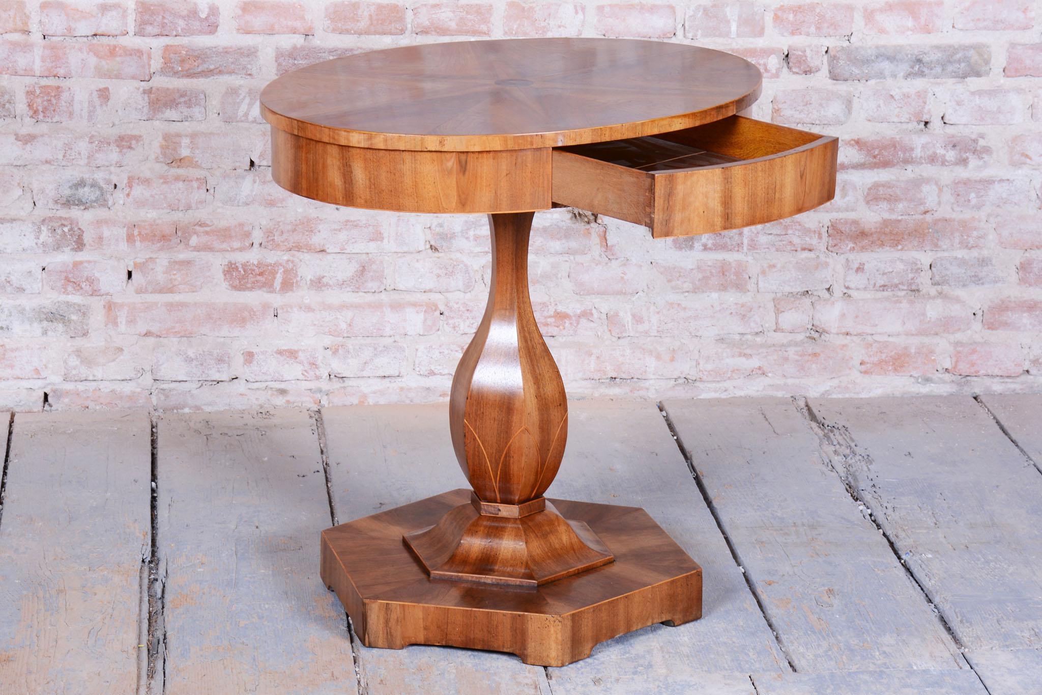 Restored Small Biedermeier Table, by J. Danhauser, Walnut, Spruce, Austria 1820s en vente 3