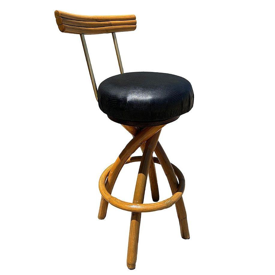 Set di sei sgabelli a gamba elicoidale in rattan di metà secolo, splendidamente restaurati, ciascuno con seduta girevole nera, poggiapiedi in rattan e schienale in rattan impilato a tre fili sospeso da pali in ottone.

Eleva la tua esperienza di