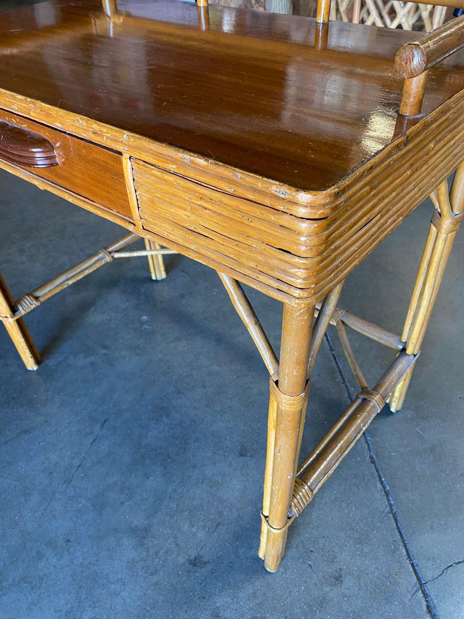 Restaurierter Sekretär-Schreibtisch aus geteiltem Rattan und Mahagoni mit Stuhl im Angebot 3