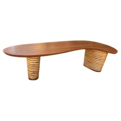 Mesa de centro Biomorfa apilada de ratán restaurada con tablero de madera de Koa